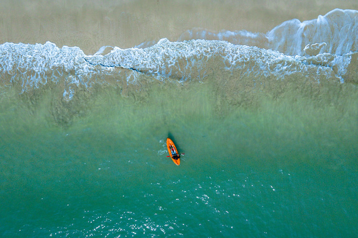 Hành trình khám phá vịnh Lan Hạ sẽ trở nên hơn bao giờ hết khi các bạn trẻ được tự tay thử sức chinh phục các con sóng.