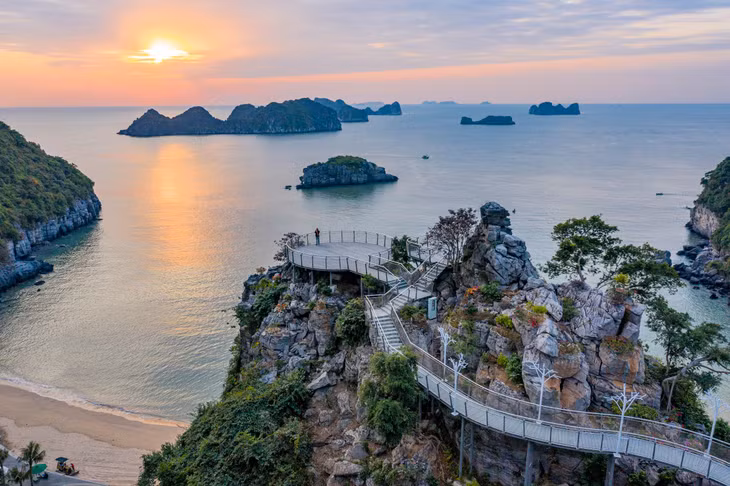 Được đứng bên nhau ngắm cảnh trời cao biển rộng từ Lan Hạ Panorama và trao gửi lời yêu thương lãng mạn thì còn gì bằng!