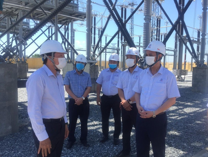 Ông Bùi Văn Kiên – PTGĐ EVNNPT kiểm tra công trình trước khi đóng điện