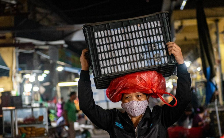 Lao động tự do tại chợ đêm Long Biên, Hà Nội