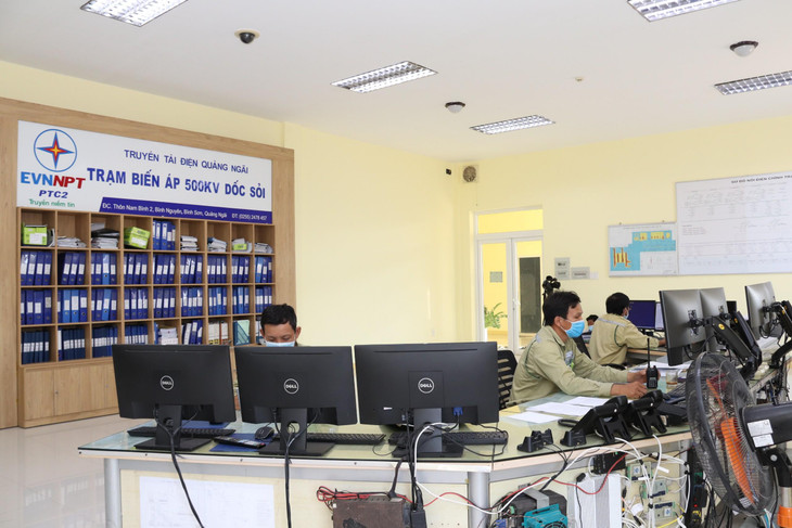 Thao tác đóng điện công trình tại Trạm 500 kV Dốc Sỏi