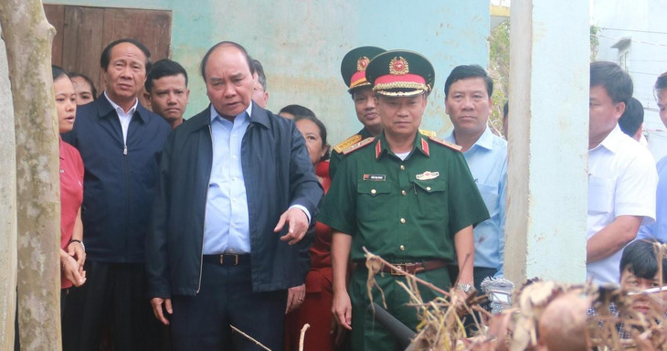 Chủ tịch nước Nguyễn Xuân Phúc kiểm tra hiện trường thiệt hại do mưa lũ...