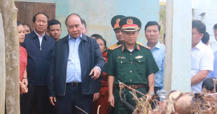 Chủ tịch nước Nguyễn Xuân Phúc kiểm tra hiện trường thiệt hại do mưa lũ...