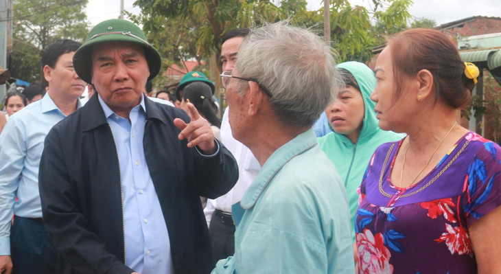 ...và chia sẻ với người dân những khó khăn, thiệt hại do thiên tai gây ra