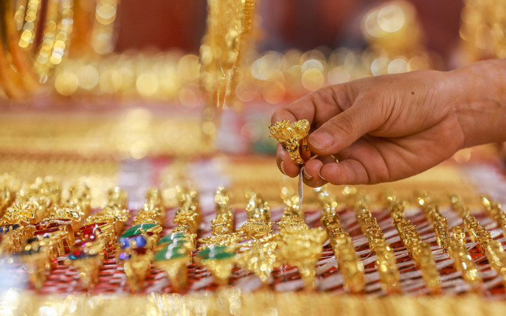 Người dân mua vàng, trang sức tại tiệm vàng ở quận Bình Thạnh, TP.HCM Người dân mua vàng, trang sức tại tiệm vàng ở quận Bình Thạnh, TP.HCM