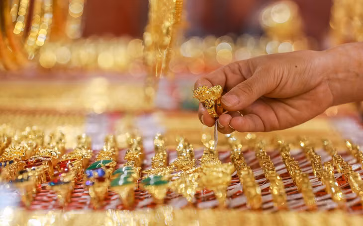 Người dân mua vàng, trang sức tại tiệm vàng ở quận Bình Thạnh, TP.HCM