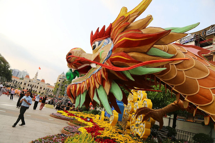 Rất đông người dân TP.HCM du xuân Đường hoa Nguyễn Huệ Tết Giáp Thìn 2024 trong dịp đầu năm mới