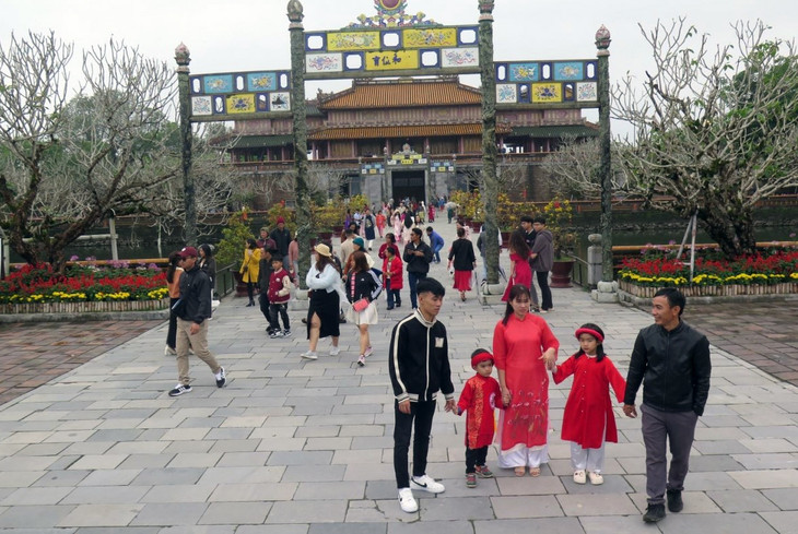 Du khách tham quan Đại Nội Huế