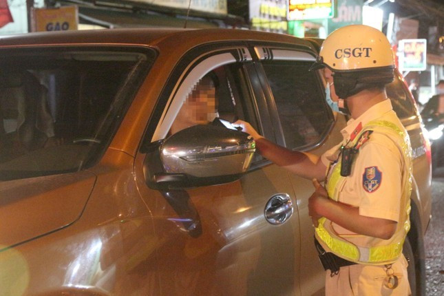 Đội cảnh sát giao thông Đa Phước (thuộc Phòng Cảnh sát giao thông Công an TP.HCM) kiểm tra nồng độ cồn đối với một tài xế ô tô