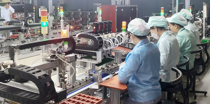 Công nhân Công ty TNHH Điện tử Foster Việt Nam trở lại nhà máy sau kỳ nghỉ Tết