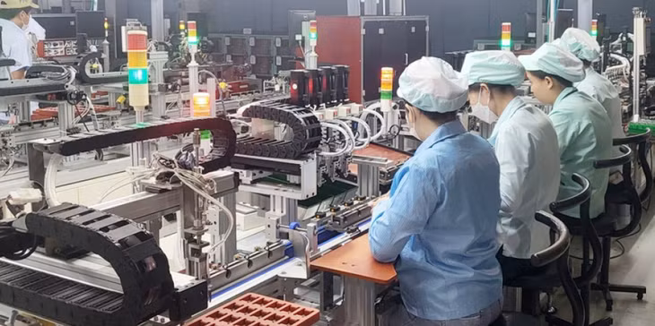 Công nhân Công ty TNHH Điện tử Foster Việt Nam trở lại nhà máy sau kỳ nghỉ Tết