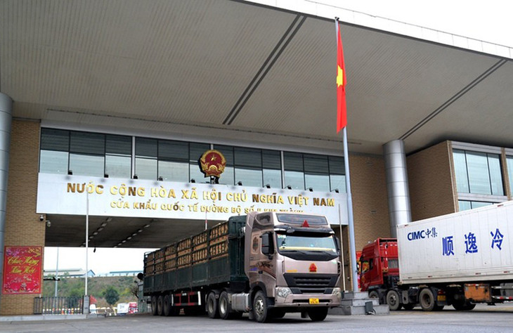 Đầu giờ sáng mùng 1 Tết, những chuyến hàng xuất nhập khẩu đã được thông quan qua cửa khẩu quốc tế đường bộ số II Kim Thành