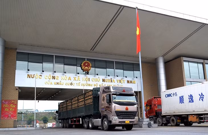 Đầu giờ sáng mùng 1 Tết, những chuyến hàng xuất nhập khẩu đã được thông quan qua cửa khẩu quốc tế đường bộ số II Kim Thành