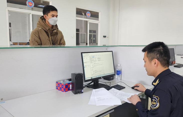 Cán bộ Chi cục Hải quan cửa khẩu Lao Bảo kiểm tra lô hàng đường nhập khẩu vào sáng mùng 1 Tết Nguyên đán Giáp Thìn 2024