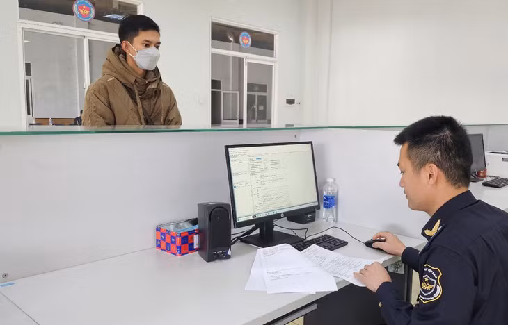 Cán bộ Chi cục Hải quan cửa khẩu Lao Bảo kiểm tra lô hàng đường nhập khẩu vào sáng mùng 1 Tết Nguyên đán Giáp Thìn 2024