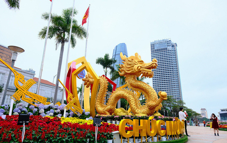 Linh vật rồng trang trí trước khu vực HĐND và trung tâm hành chính Đà Nẵng