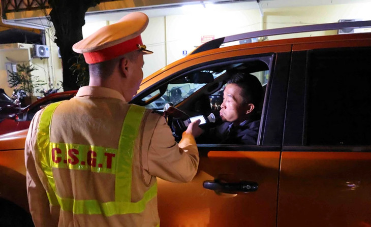 Cán bộ, chiến sỹ đội CSGT số 1 (Phòng CSGT Hà Nội) kiểm tra nồng độ cồn người điểu khiển phương tiện giao thông