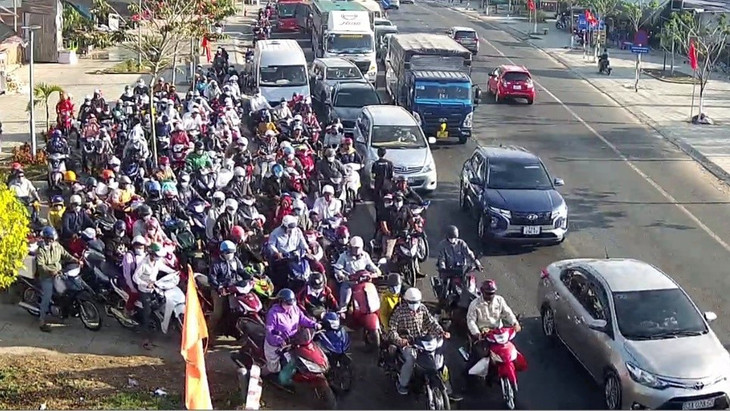 Người đi xe gắn máy và ô tô qua khu vực cầu Rạch Miễu rất khó khăn Người đi xe gắn máy và ô tô qua khu vực cầu Rạch Miễu rất khó khăn