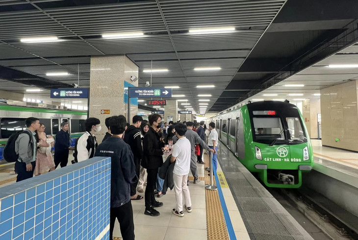 Tàu điện phục vụ người dân đi lại xuyên Tết đảm bảo an toàn, thuận tiện