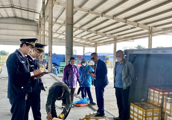 Lực lượng hải quan cửa khẩu cầu Bắc Luân II kiểm tra hàng hóa nhập khẩu tại bãi kiểm hóa