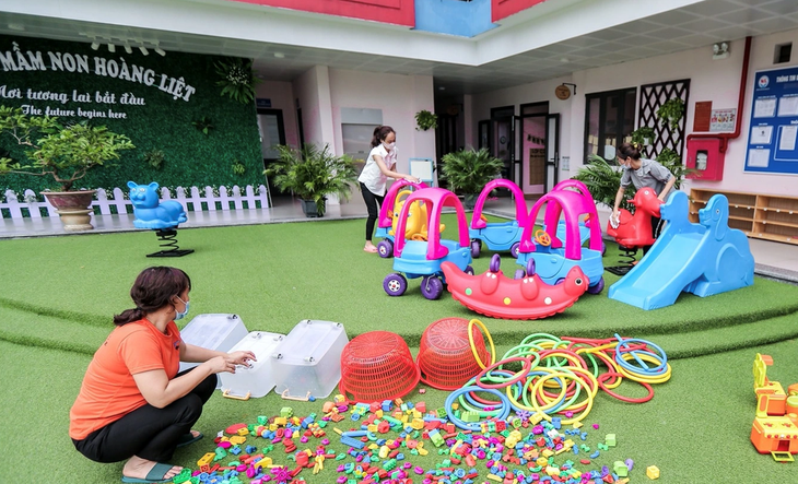 Nhân viên Trường Mầm non Hoàng Liệt, quận Hoàng Mai vệ sinh đồ chơi cho trẻ