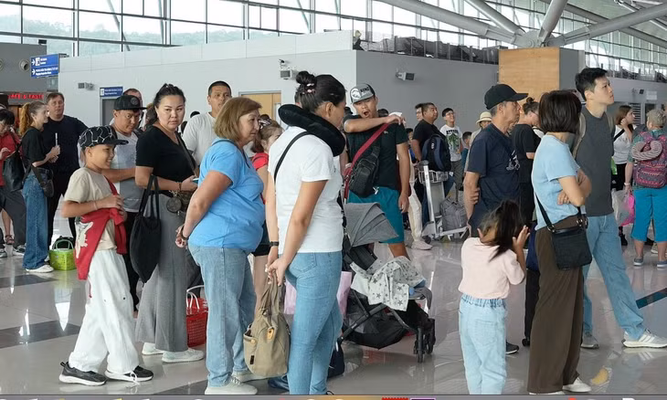 Đoàn khách Đài Loan của công ty We Love Tour làm thủ tục trở về Đài Bắc sáng 14/2