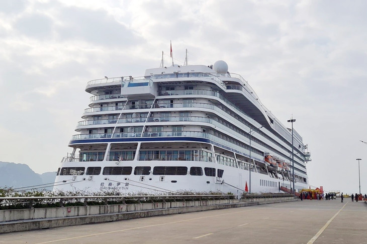 Tàu biển Zhao Shang Yi Dun đến Hạ Long vào sáng 13/2