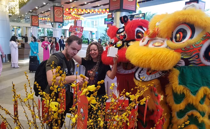 Những du khách đầu tiên đến Đà Nẵng trong năm Giáp Thìn