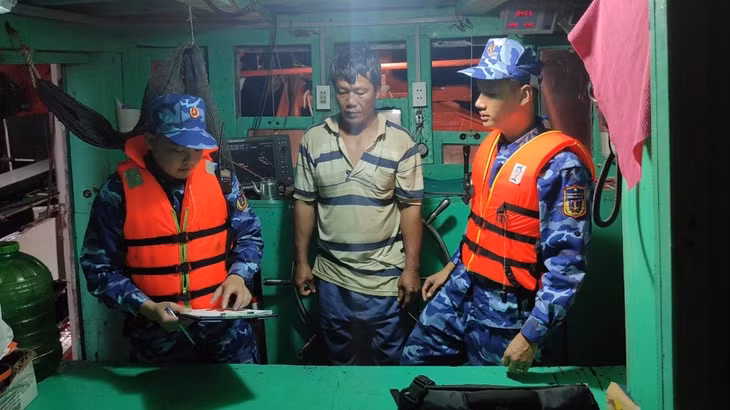 Bộ Tư lệnh Vùng Cảnh sát biển 4 vừa bắt giữ 2 tàu vận chuyển gần 200.000 lít dầu D0 trái phép trên biển