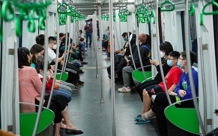 Hành khách đi trên tuyến tàu điện Cát Linh - Hà Đông