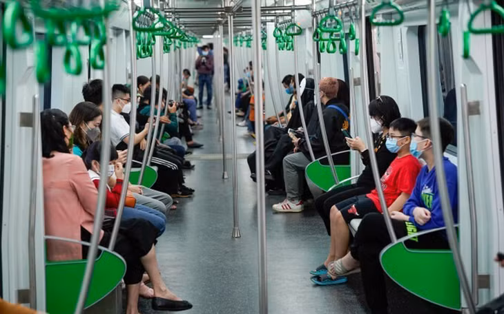 Hành khách đi trên tuyến tàu điện Cát Linh - Hà Đông