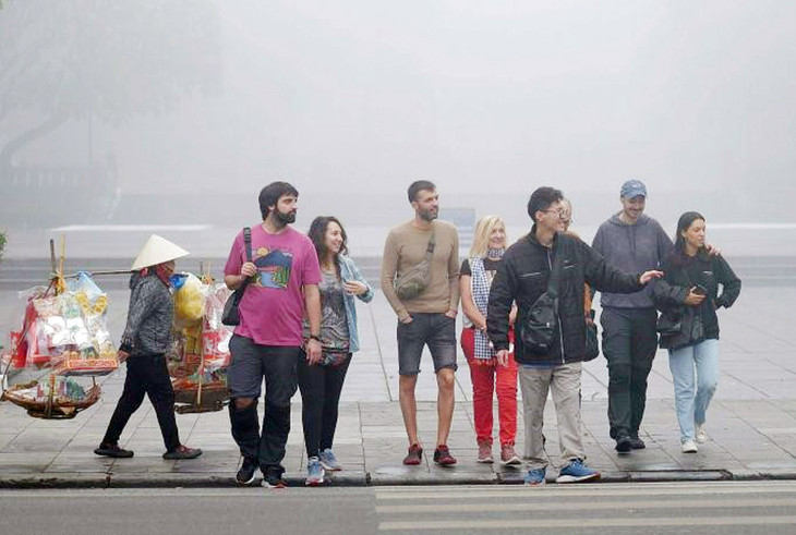 Khách du lịch nước ngoài tham quan hồ Gươm, Hà Nội