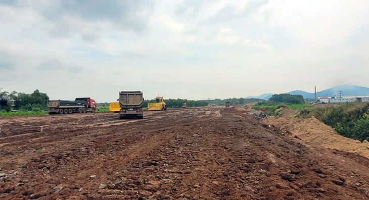 Công ty TNHH Tập đoàn Sơn Hải đang đắp đất nền tại Dự án thành phần 3 cao tốc Biên Hòa - Vũng Tàu Công ty TNHH Tập đoàn Sơn Hải đang đắp đất nền tại Dự án thành phần 3 cao tốc Biên Hòa - Vũng Tàu