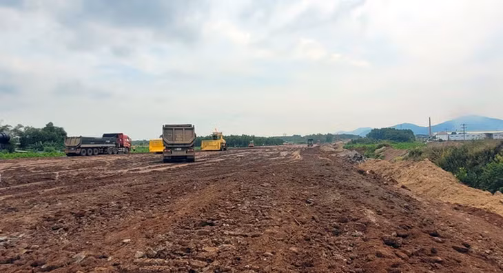 Công ty TNHH Tập đoàn Sơn Hải đang đắp đất nền tại Dự án thành phần 3 cao tốc Biên Hòa - Vũng Tàu