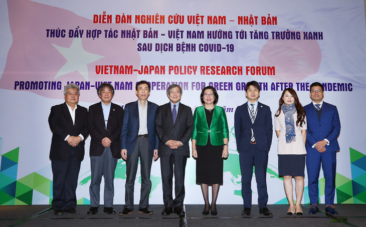 Các đại biểu, chuyên gia chụp ảnh lưu niệm tại Hội thảo. Ảnh: Lê Tiên