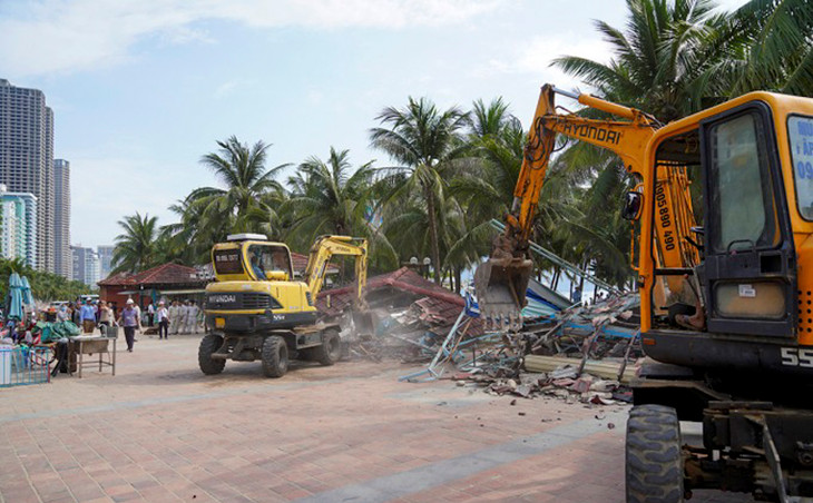 UBND quận Sơn Trà cưỡng chế 7 hộ kinh doanh ẩm thực, hàng lưu niệm trên vỉa hè công viên đường Võ Nguyên Giáp UBND quận Sơn Trà cưỡng chế 7 hộ kinh doanh ẩm thực, hàng lưu niệm trên vỉa hè công viên đường Võ Nguyên Giáp