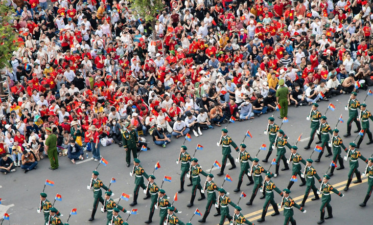 Người dân đứng xem diễu binh sáng 30/4 tại TP.HCM