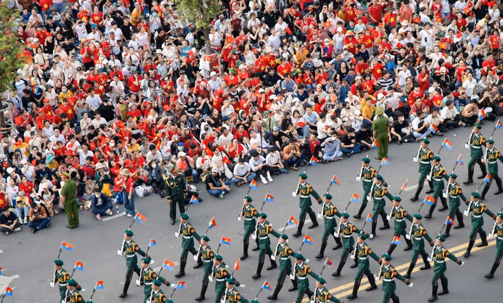 Người dân đứng xem diễu binh sáng 30/4 tại TP.HCM