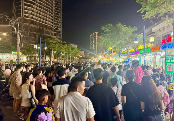 Trung tâm Bãi Cháy, TP. Hạ Long, tỉnh Quảng Ninh đông đúc du khách tối 1/5/2025