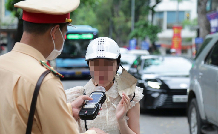 Cảnh sát kiểm tra nồng độ cồn với một phụ nữ trên phố Lò Đúc