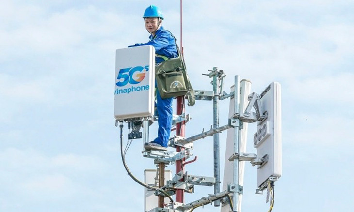 Kỹ thuật viên trên một trạm 5G Vinaphone