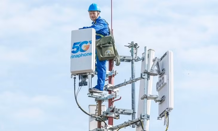 Kỹ thuật viên trên một trạm 5G Vinaphone