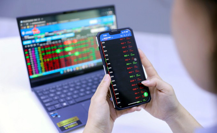 Nhà đầu tư theo dõi bảng giá chứng khoán tại một sàn giao dịch