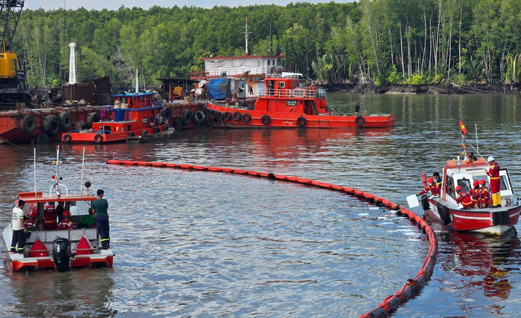 Các lực lượng chức năng đang xử lý sự cố tràn dầu ở Cần Giờ