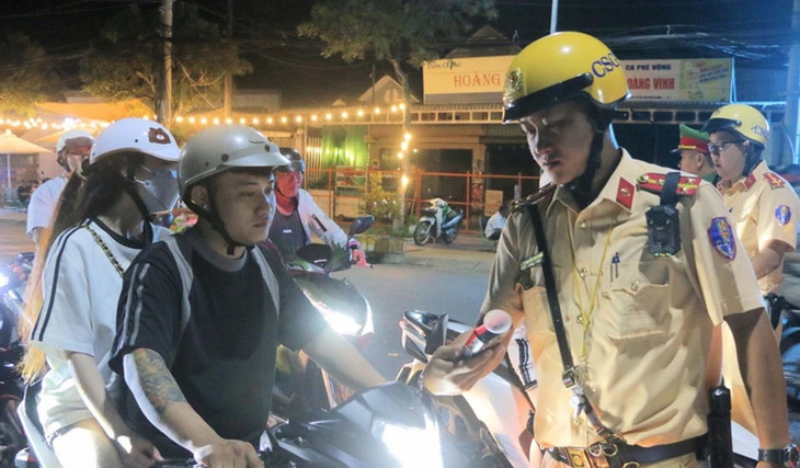 Kiểm tra nồng độ cồn đối với người điều khiển xe máy