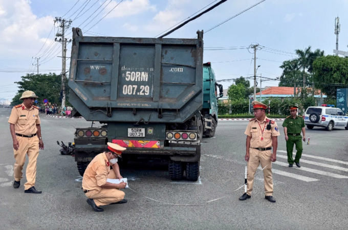 Cảnh sát giao thông Công an tỉnh Bà Rịa - Vũng Tàu đo vẽ hiện trường tai nạn