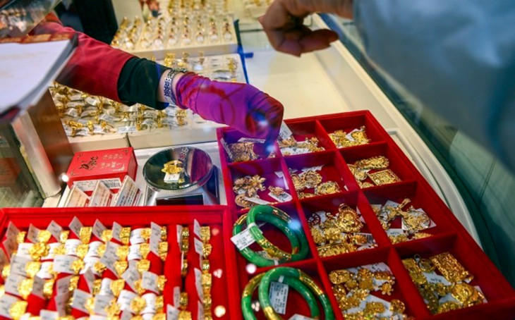 Người dân mua vàng tại một cửa hàng