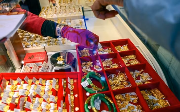 Người dân mua vàng tại một cửa hàng