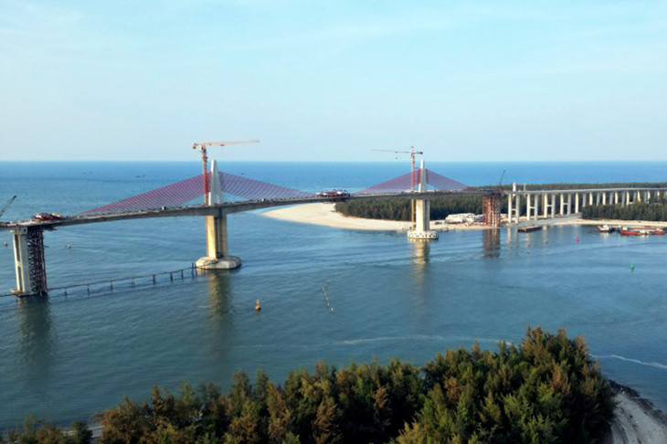 Cầu bắc qua cửa biển Thuận An đã thành hình