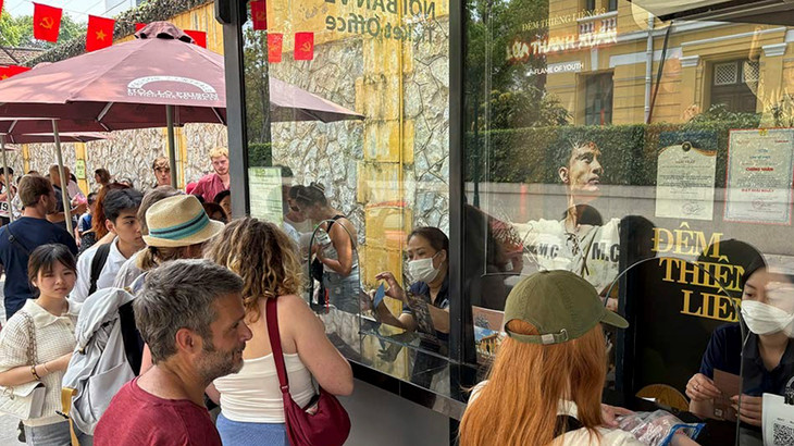 Khách du lịch xếp hàng mua vé tham quan Di tích Nhà tù Hỏa Lò (Quận Hoàn Kiếm, Hà Nội) dịp nghỉ lễ 30/4 và 1/5